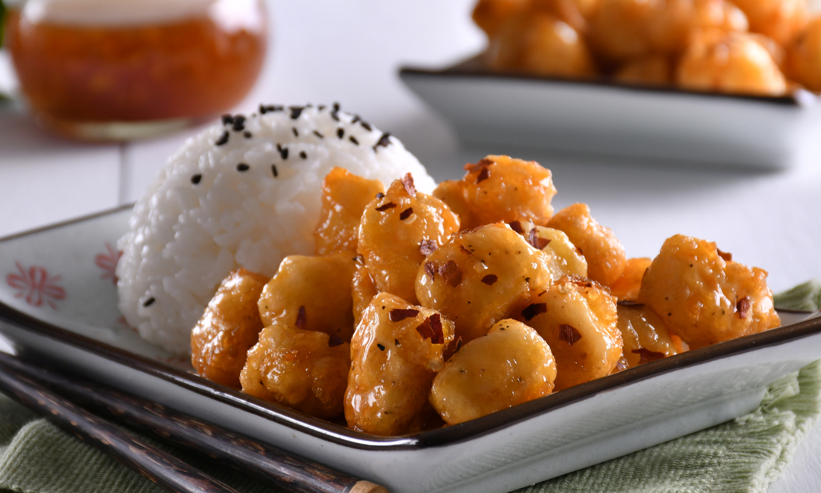 Cubitos de pescado capeado en salsa agridulce de naranja