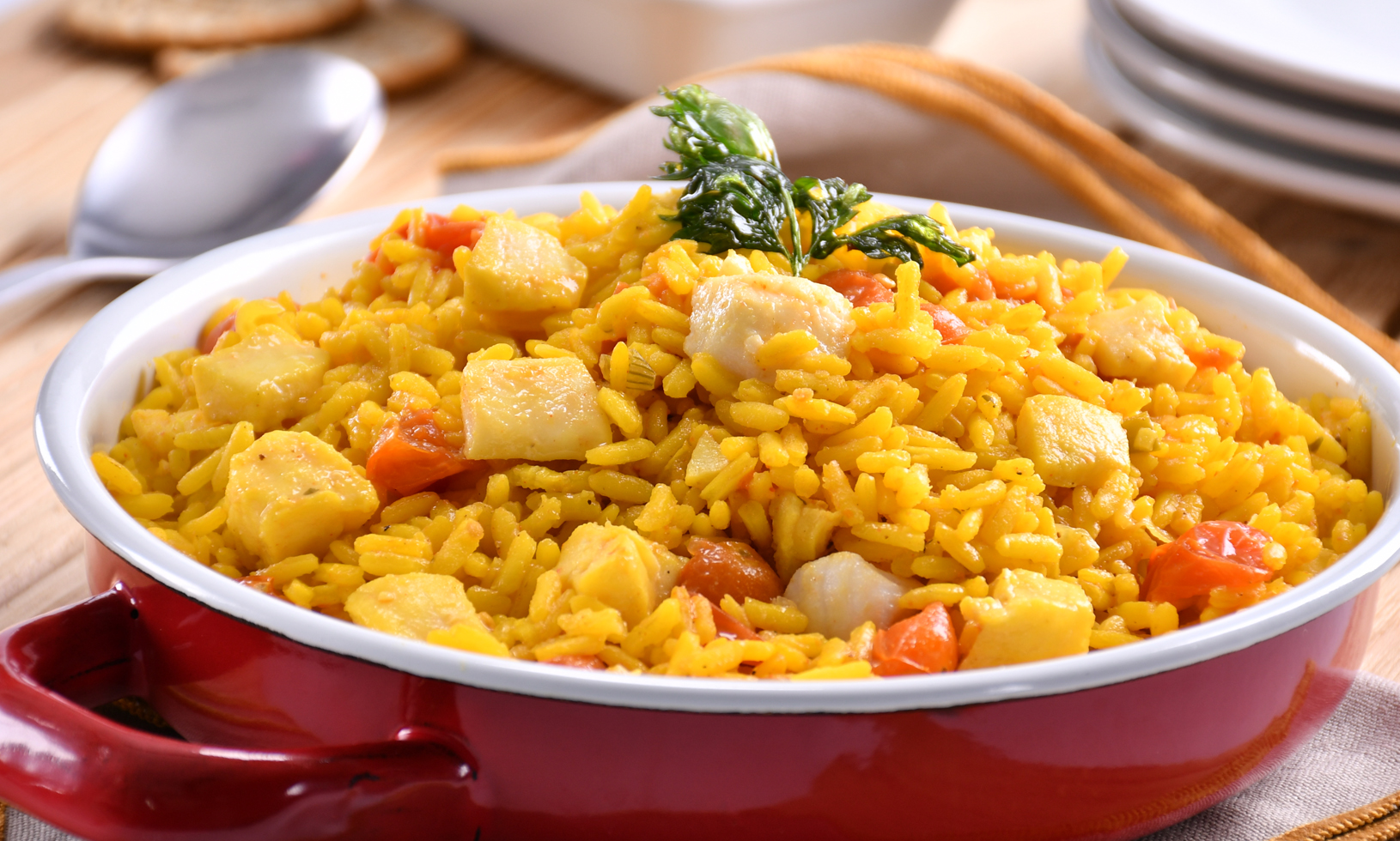 Arroz con azafran y cubitos de pescado