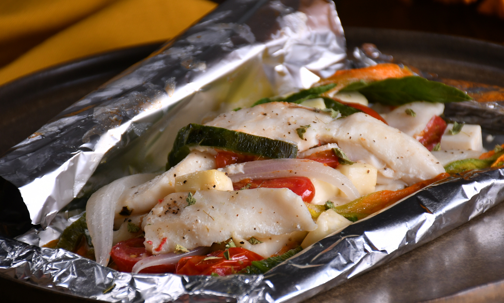 Empapelado de pescado con verduras