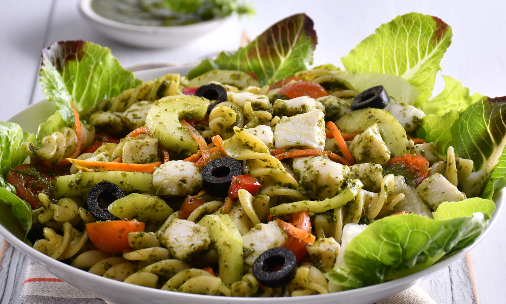 Ensalada de pasta con pescado y verduras
